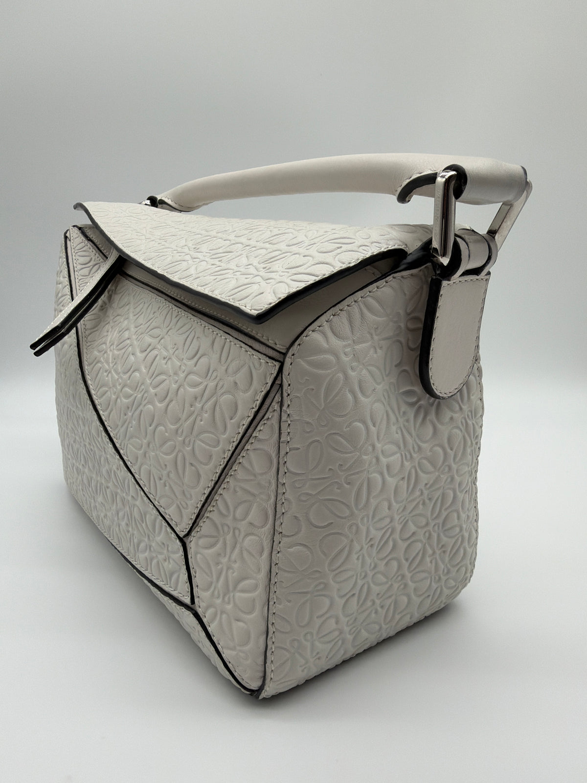 Loewe Small Puzzle in white with an embossed anagram pattern image 3