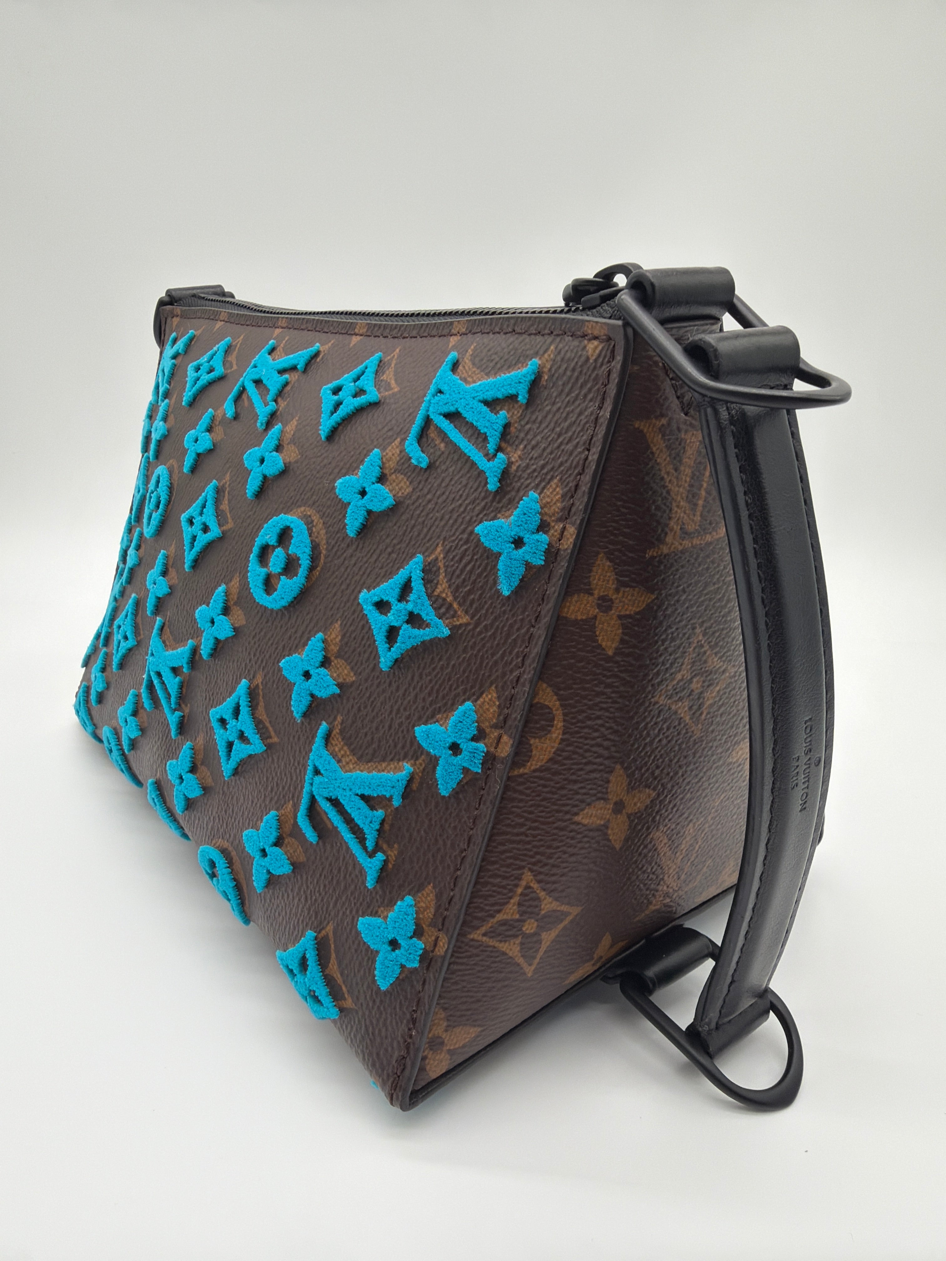 Louis Vuitton Monogram Tuffetage Triangle Messenger bag image 3