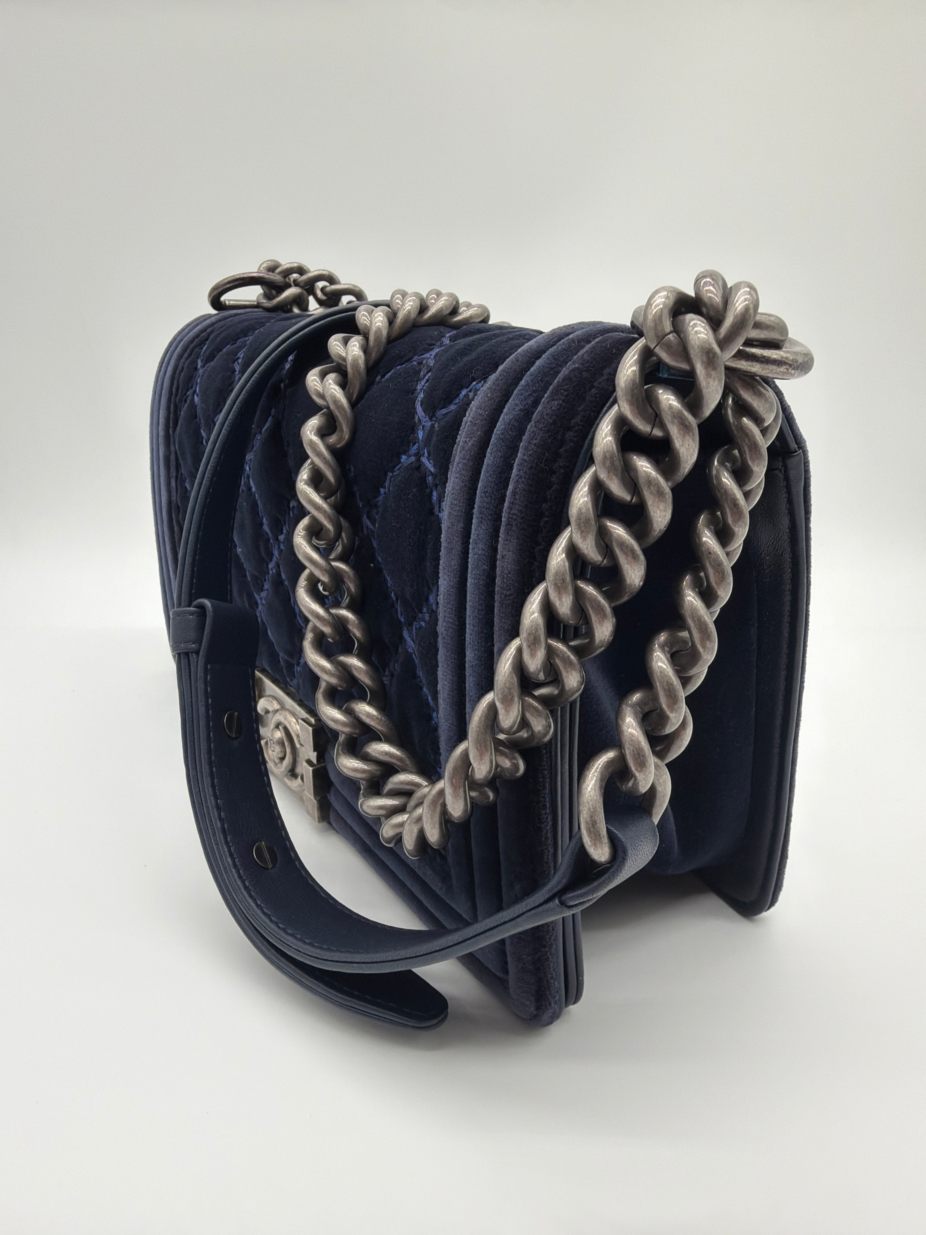 Chanel Boy Flap Bag in navy blue quilted velvet — image 2