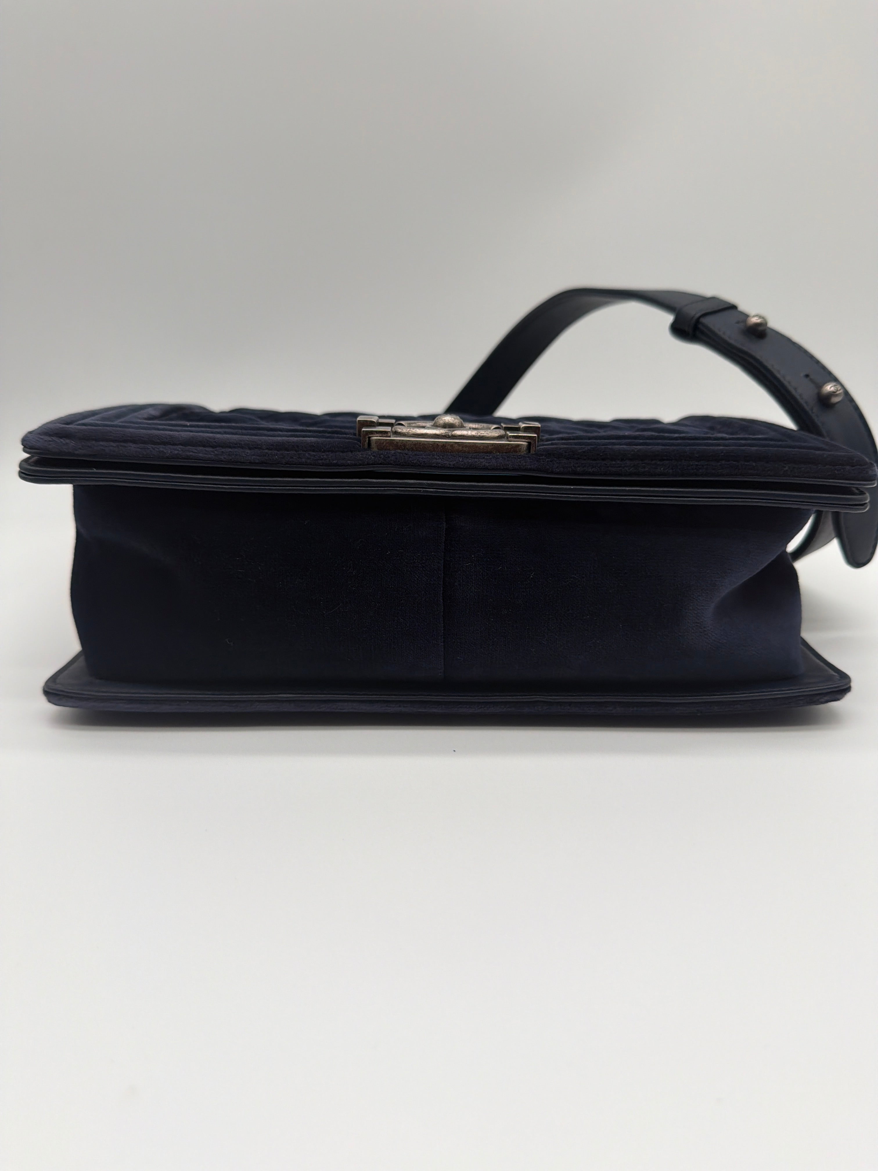 Chanel Boy Flap Bag in navy blue quilted velvet — image 4