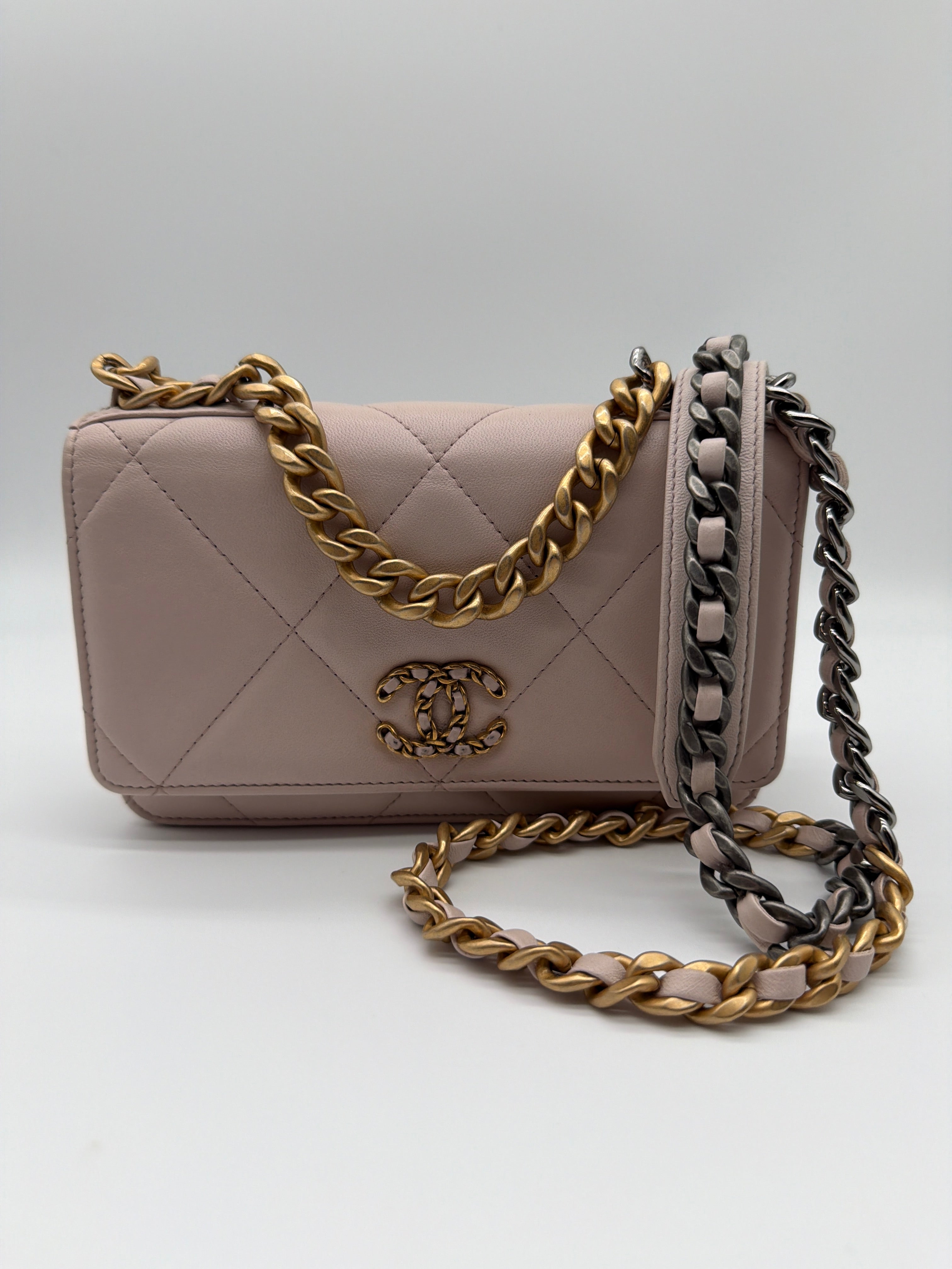 Chanel 19 Wallet on Chain in light pink — image 1