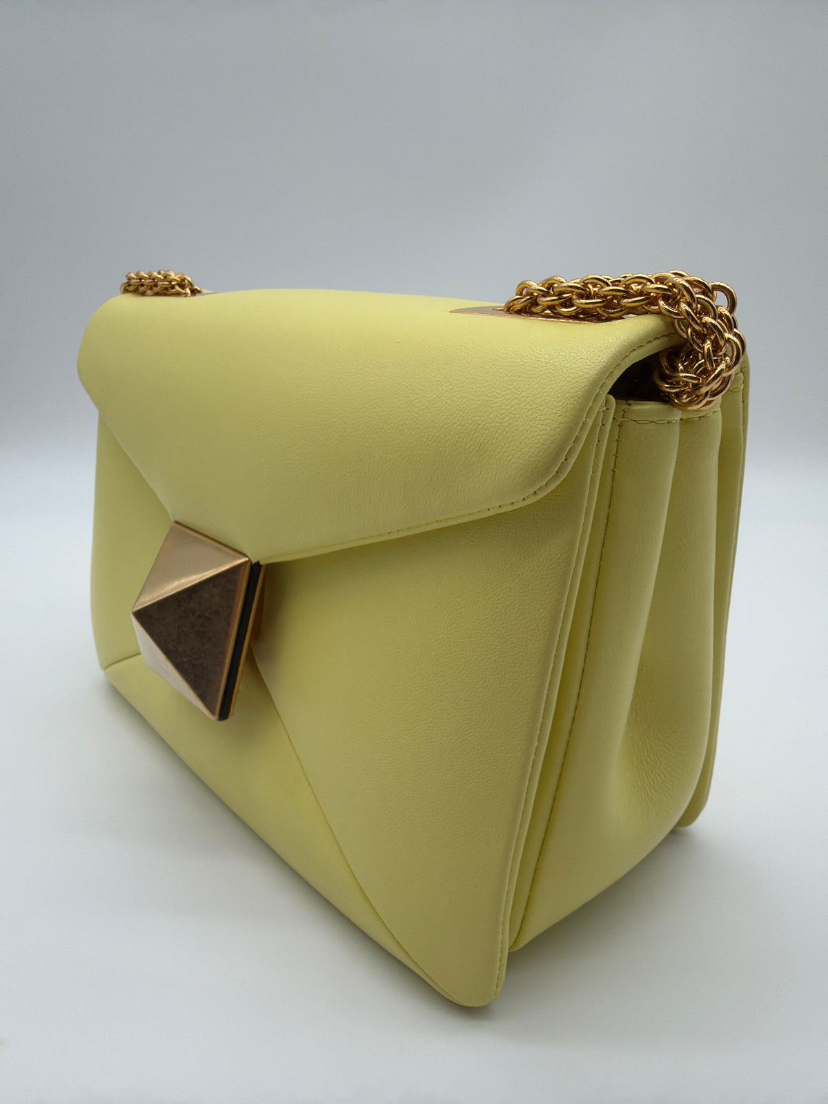 Valentino Garavani One Stud Chain in yellow  image 3