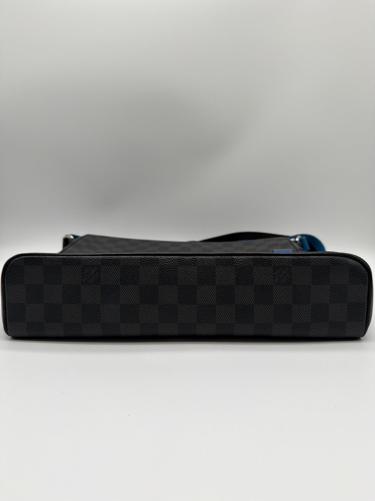 Louis Vuitton Damier Graphite District PM messenger bag image 3