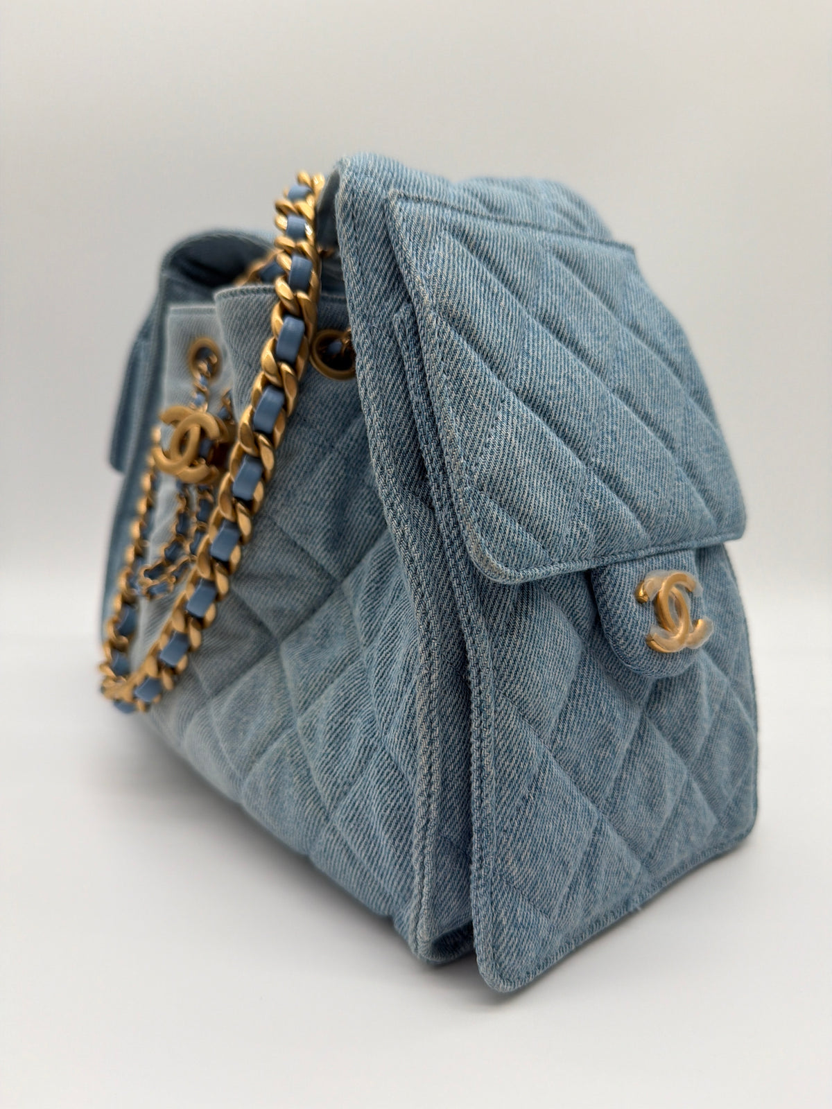 Chanel 25 Small Handbag in blue washed denim image 2