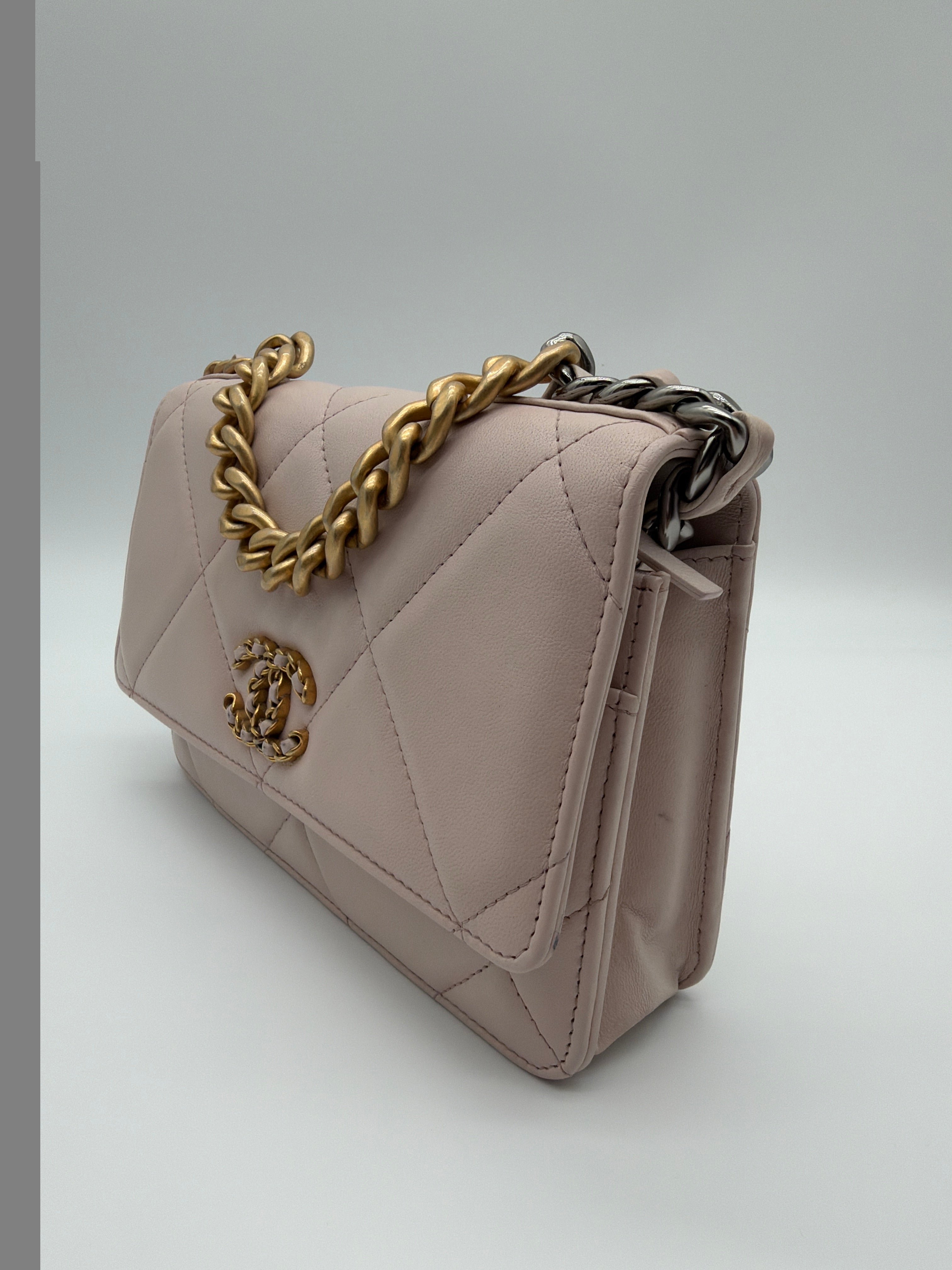 Chanel 19 Wallet on Chain in light pink — image 2