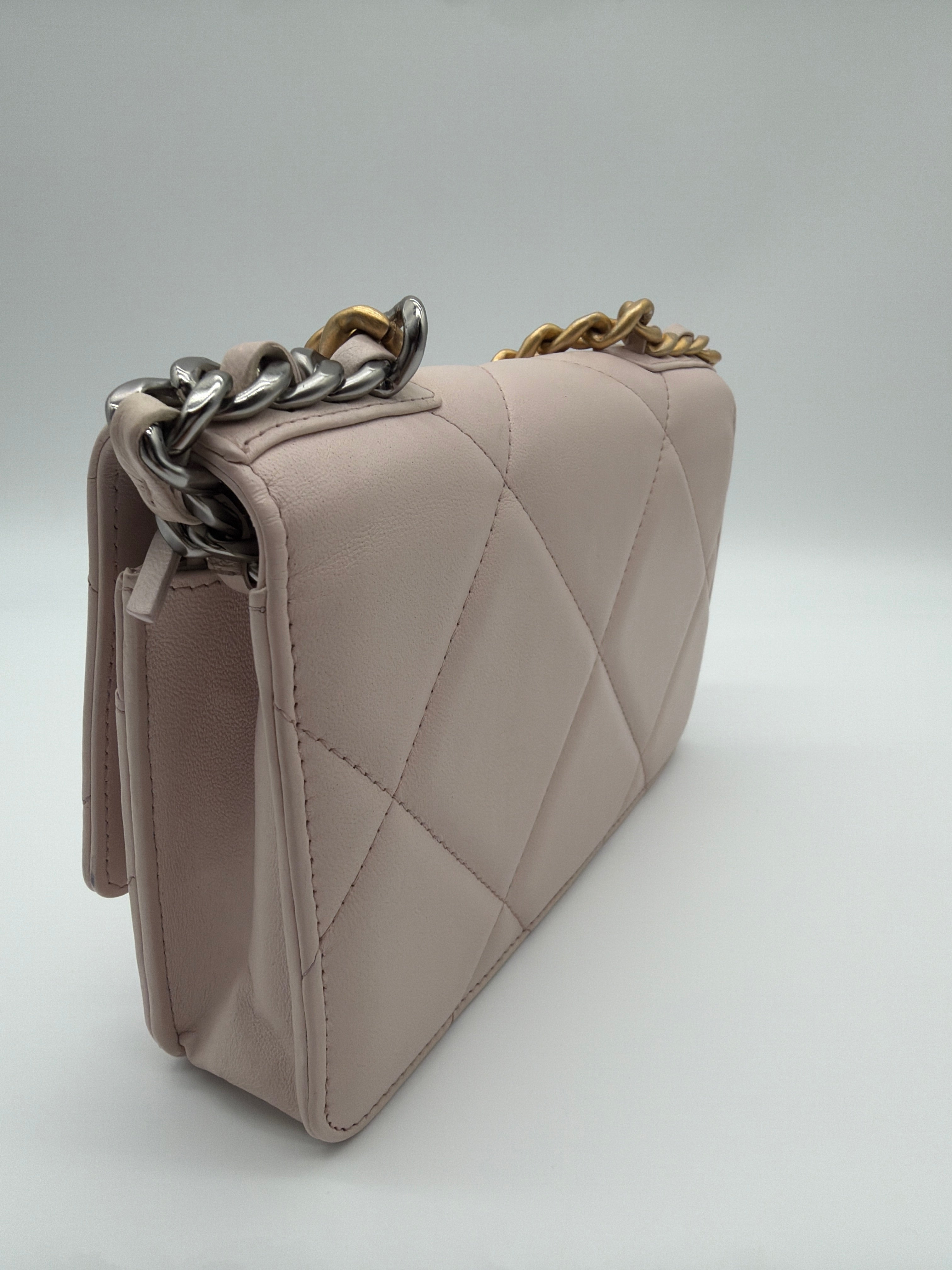 Chanel 19 Wallet on Chain in light pink — image 3