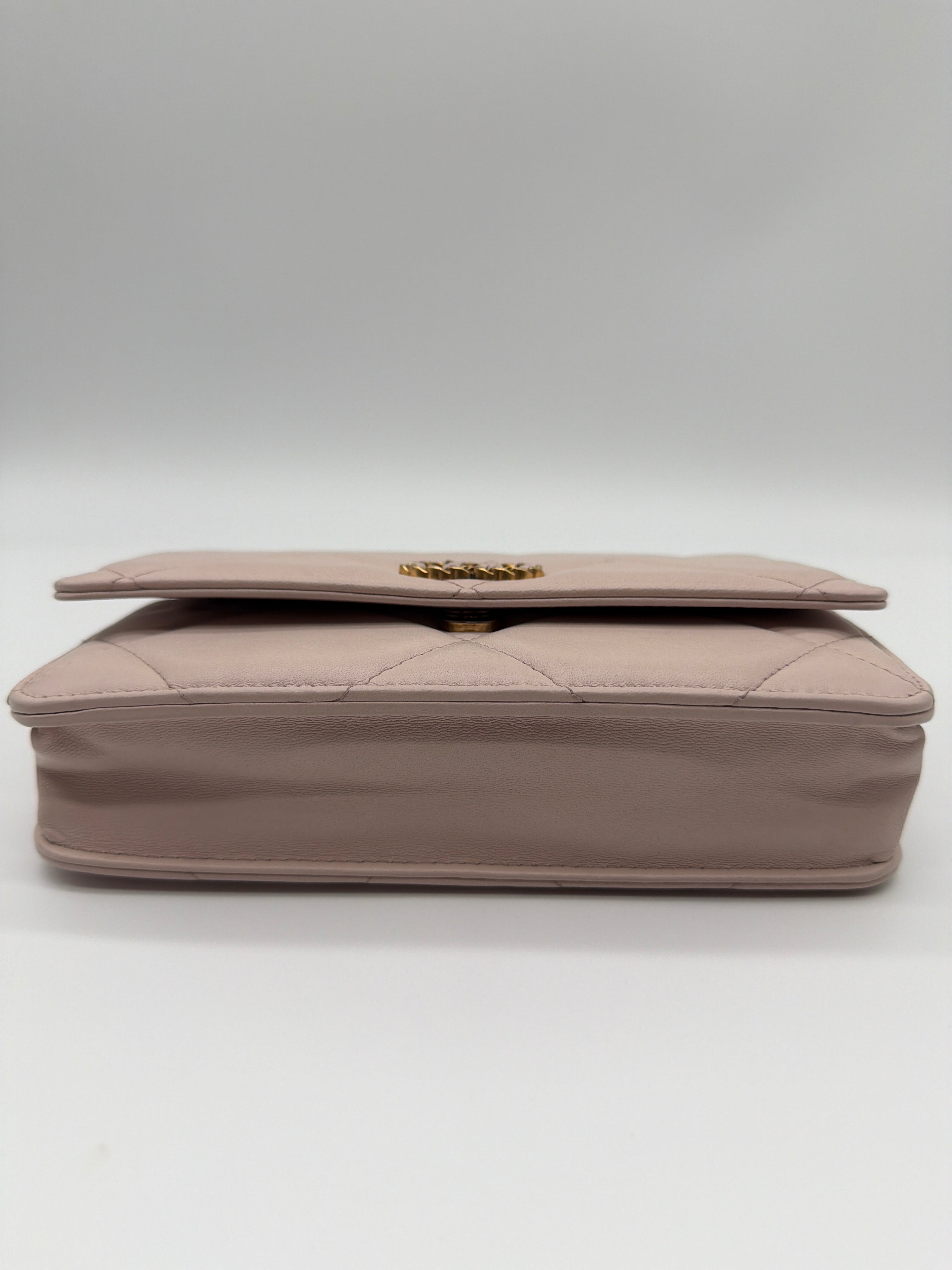 Chanel 19 Wallet on Chain in light pink — image 4