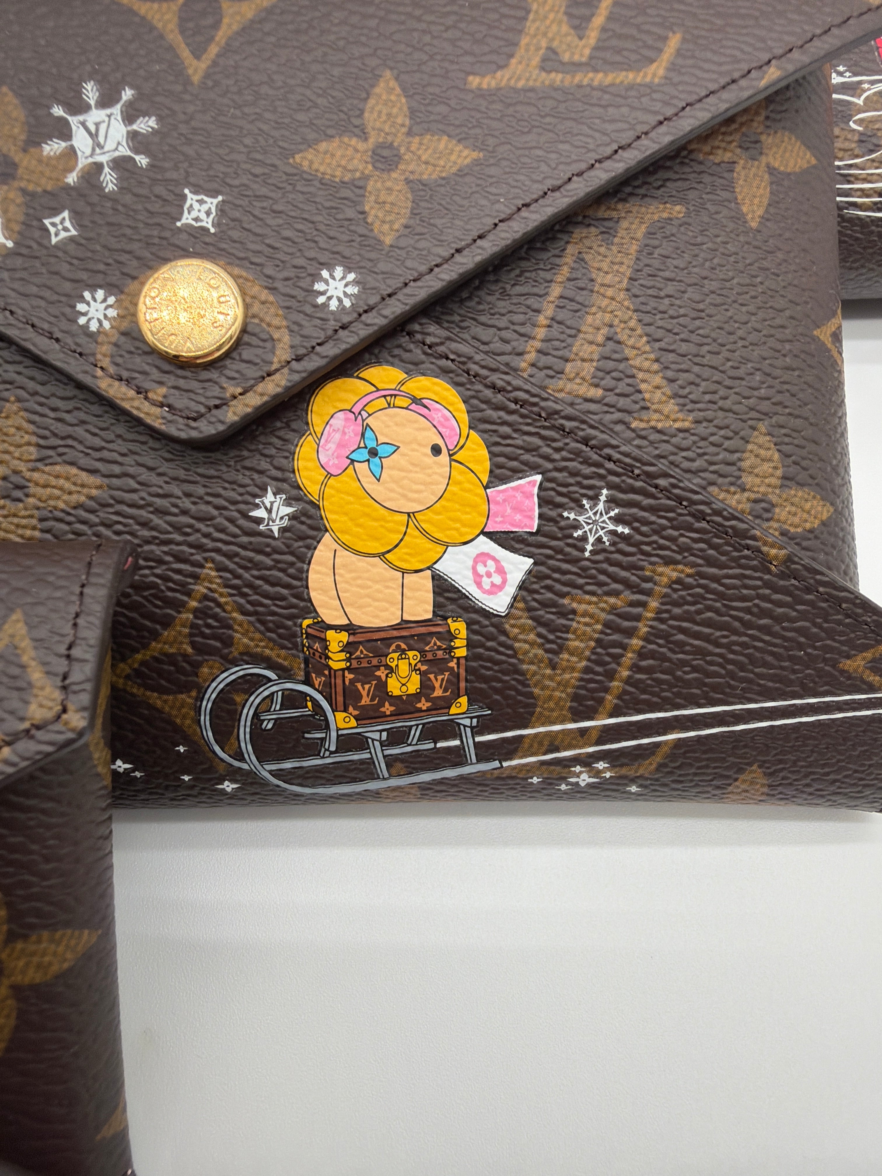 Louis Vuitton 2023 Christmas Animation Kirigami Pochette — image 3