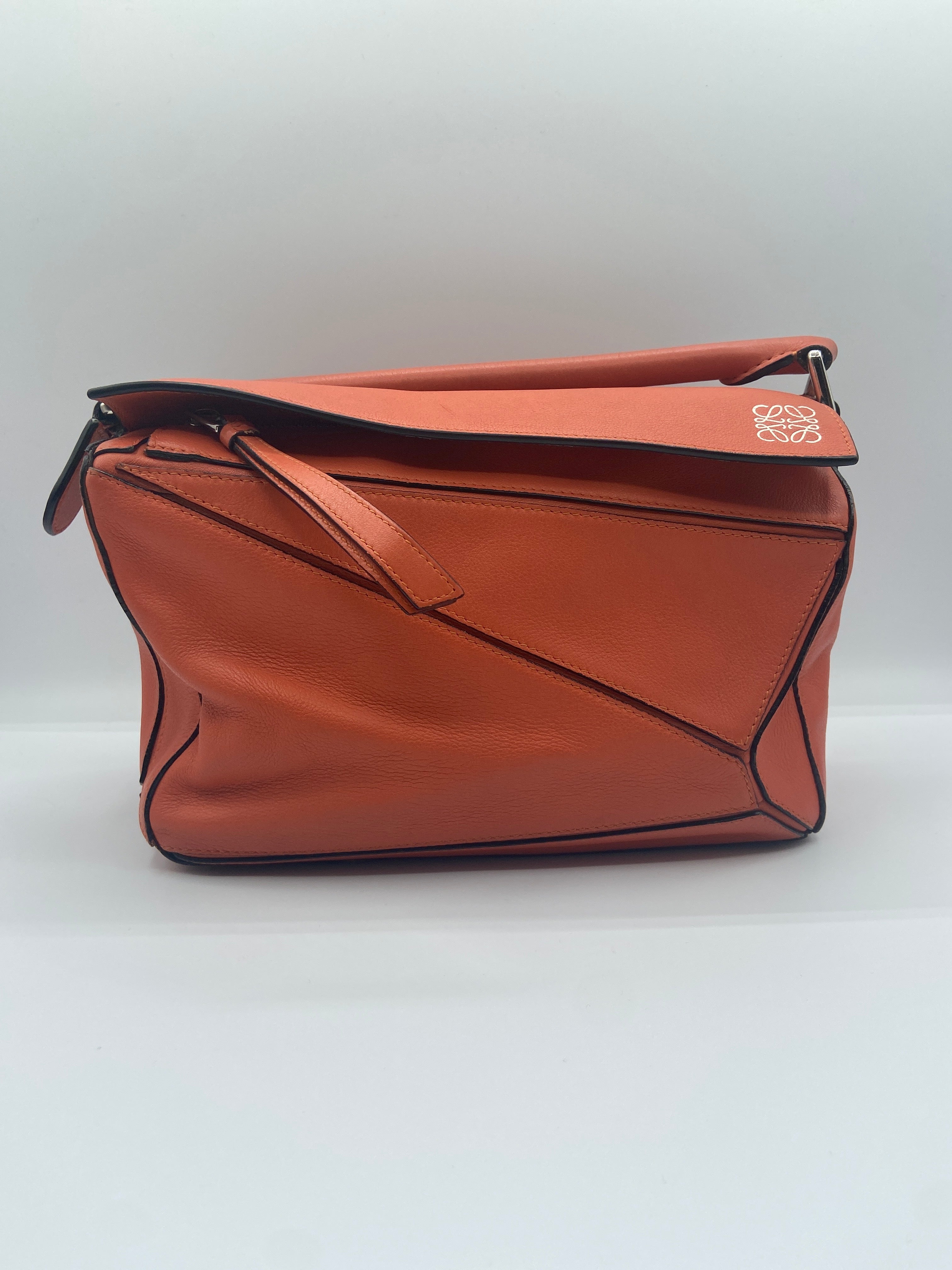 Loewe Puzzle Bag – Medium, Calfskin Leather in Apricot
